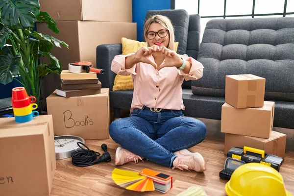 Young Hispanic Woman Moving New Home Sitting Floor Smiling Love —  Fotos de Stock