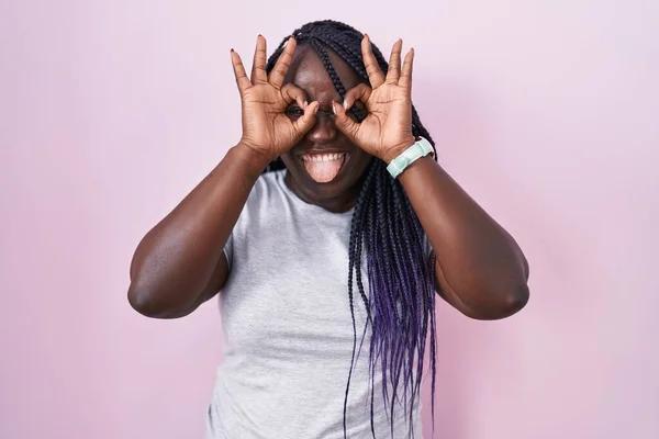 Fiatal Afrikai Áll Rózsaszín Háttér Csinál Rendben Gesztus Mint Távcső — Stock Fotó