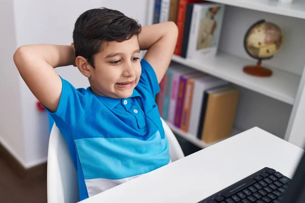 Adorável Hispânico Menino Estudante Usando Computador Relaxado Com Mãos Cabeça — Fotografia de Stock