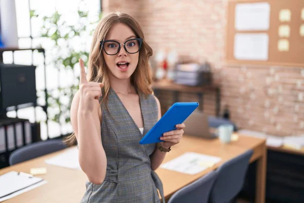 Caucasian Woman Working Office Wearing Glasses Pointing Finger Successful Idea — 图库照片