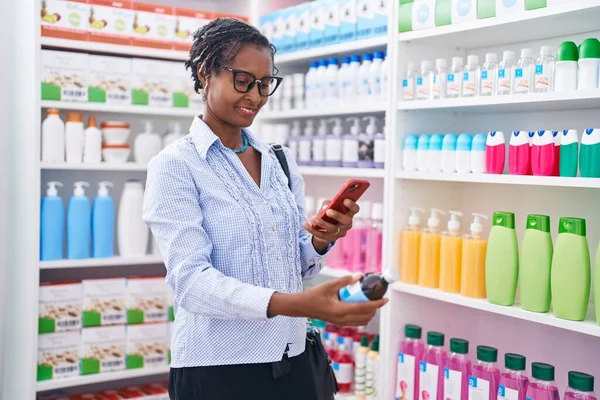 Middle Age African American Woman Customer Make Photo Smartphone Medicine — Stockfoto