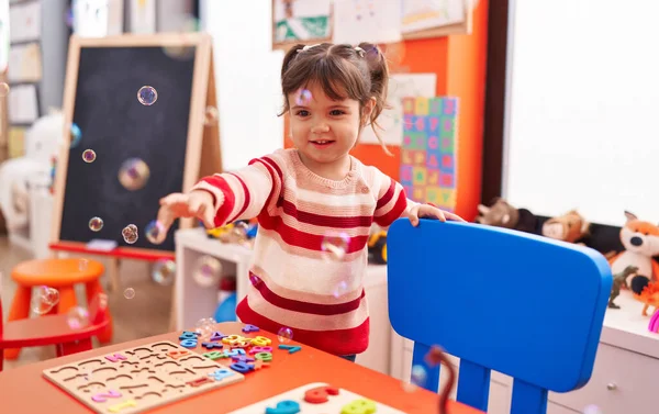 Entzückendes Hispanisches Mädchen Lächelt Selbstbewusst Und Spielt Kindergarten Mit Blasen — Stockfoto