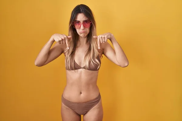 Jeune Femme Hispanique Portant Bikini Sur Fond Jaune Pointant Vers — Photo