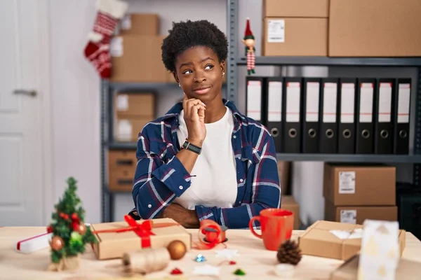 African American Woman Working Small Business Doing Christmas Decoration Hand — Fotografia de Stock