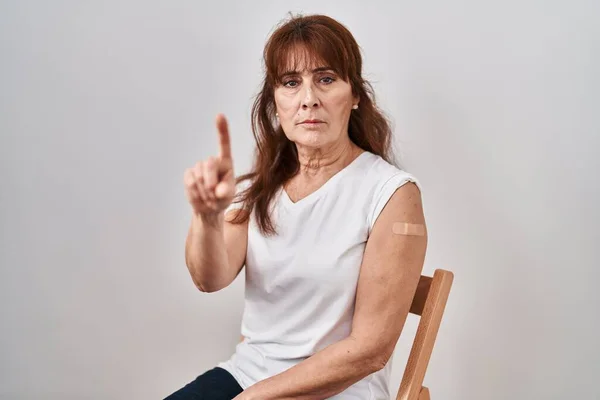 Medelålders Latinamerikanska Kvinna Vaccin Visar Arm Med Band Hjälp Pekar — Stockfoto