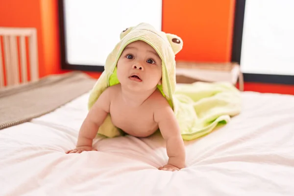 Sevimli Spanyol Bebek Yatak Odasında Yatarken Komik Bir Havlu Giyiyor — Stok fotoğraf