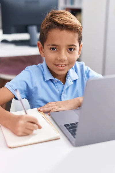 Imádnivaló Spanyol Fiú Diák Használ Számítógép Írás Notebook Osztályteremben — Stock Fotó
