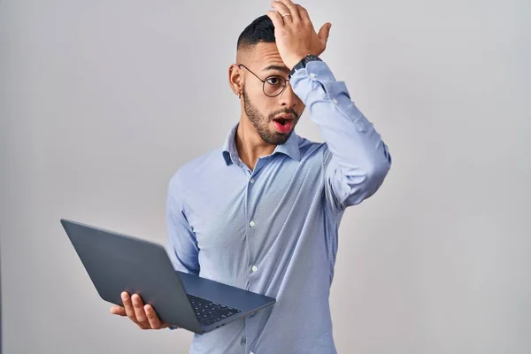 Young Hispanic Man Working Using Computer Laptop Surprised Hand Head — Stock Photo, Image