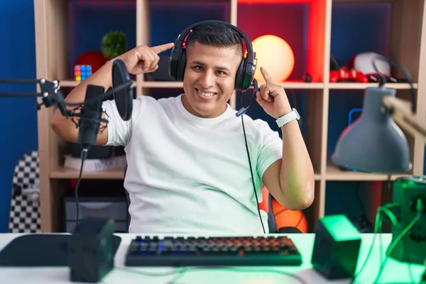 Young Hispanic Man Playing Video Games Smiling Pointing Head Both — Foto de Stock