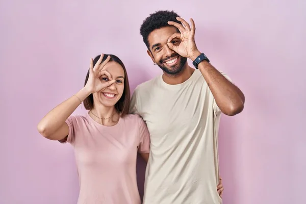 Young Hispanic Couple Together Pink Background Doing Gesture Hand Smiling — Stok fotoğraf