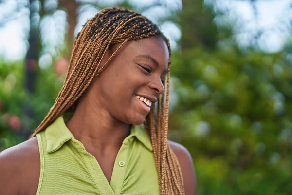 Africano Americano Mulher Sorrindo Confiante Olhando Para Lado Parque — Fotografia de Stock