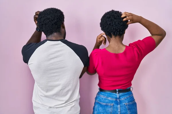 Jeune Couple Afro Américain Debout Sur Fond Rose Envers Pensant — Photo