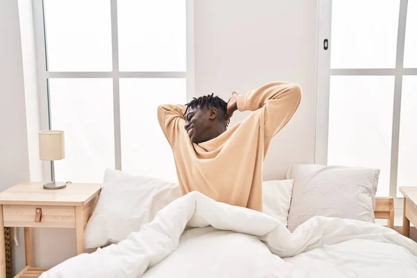 Африканский Американец Просыпается Протянутыми Руками Спальне — стоковое фото