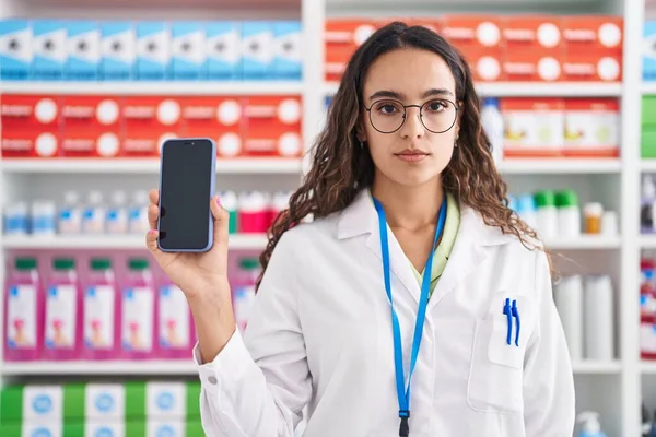Joven Hermosa Mujer Hispana Farmacéutico Mostrando Aplicación Teléfono Inteligente Farmacia —  Fotos de Stock