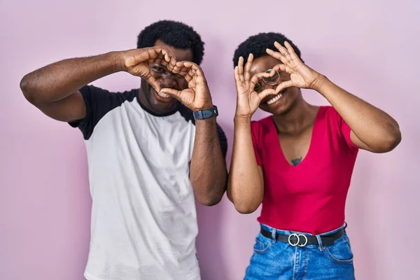 Jeune Couple Afro Américain Debout Sur Fond Rose Faisant Forme — Photo