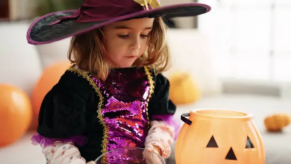 Adorável Menina Hispânica Vestindo Traje Halloween Jardim Infância — Fotografia de Stock