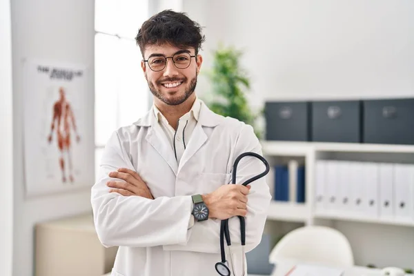 Young Hispanic Man Wearing Doctor Uniform Standing Arms Crossed Gesture — Stock fotografie