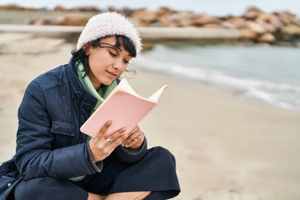 Young Beautiful Hispanic Woman Reading Book Seaside — Fotografia de Stock