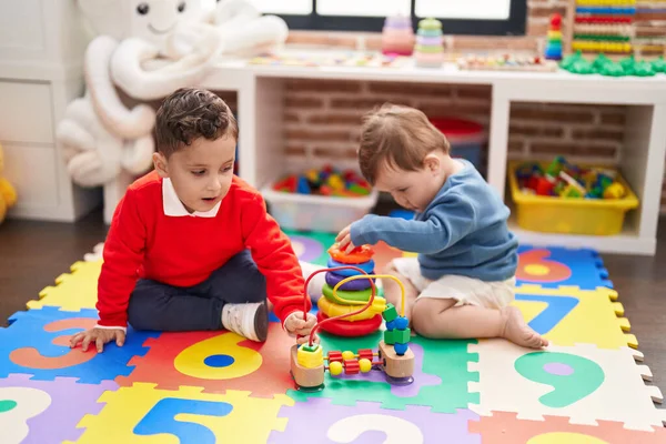 Twee Kinderen Spelen Met Hoepels Speelgoed Zitten Vloer Kleuterschool — Stockfoto