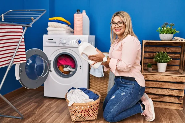 Young Hispanic Woman Holding Detergent Bottle Washing Clothes Laundry Room — Stockfoto