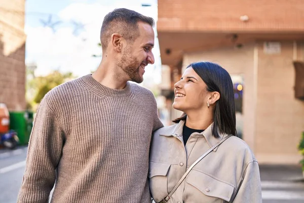 Kadın Erkek Gülümsüyor Kendilerine Güveniyorlar Sokakta Birbirlerine Sarılıyorlar — Stok fotoğraf