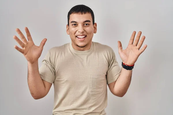 Fiatal Arab Férfi Alkalmi Pólóban Ünnepli Őrült Csodálkozott Siker Karját — Stock Fotó