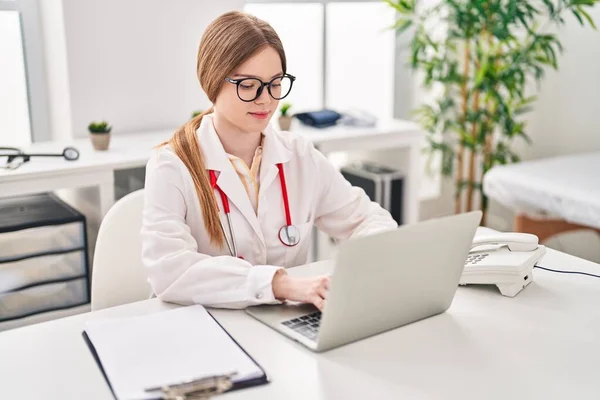Young Blonde Woman Wearing Doctor Uniform Using Laptop Working Clinic — ストック写真