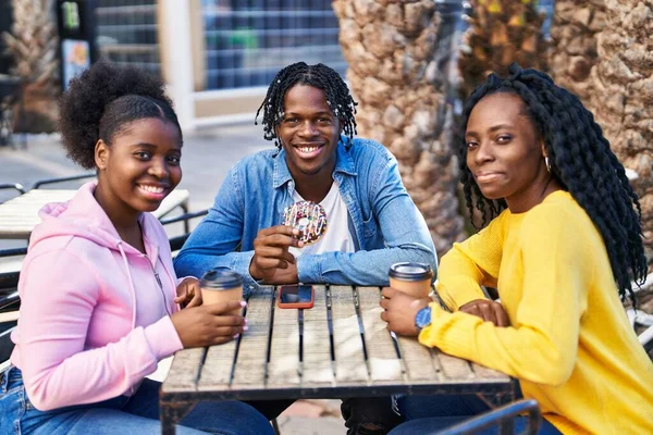 Африканские Американские Друзья Завтракают Сидя Столом Террасе Кафе — стоковое фото