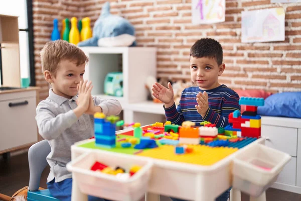 Two Kids Playing Construction Blocks Sitting Table Kindergarten — Zdjęcie stockowe
