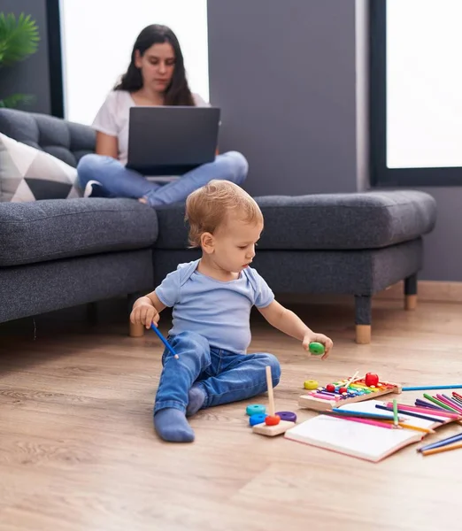Mutter Und Sohn Spielen Mit Laptop Hause — Stockfoto