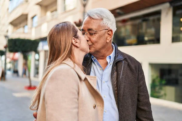 中年男性と女性カップル抱擁お互いにキスで通り — ストック写真