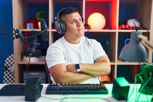 Young Hispanic Man Playing Video Games Looking Side Arms Crossed — Stock Photo, Image