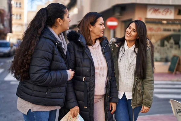 Three Woman Mother Daughters Holding Map Street — Stock Photo, Image