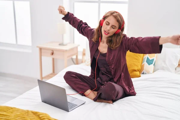 Joven Mujer Hispana Hermosa Bailando Escuchando Música Sentada Cama Dormitorio — Foto de Stock