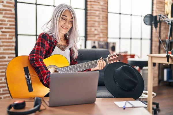Mulher Cabelos Grisalhos Meia Idade Músico Tocando Guitarra Clássica Usando — Fotografia de Stock