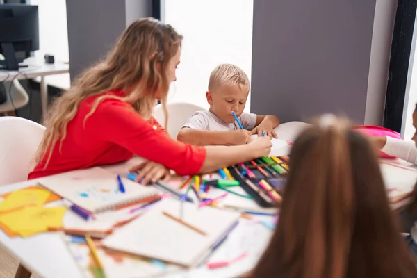 Professor Criança Sentados Mesa Desenhando Papel Sala Aula — Fotografia de Stock