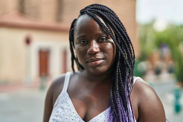 Afrikansk Amerikansk Kvinna Står Med Allvarliga Uttryck Gatan — Stockfoto