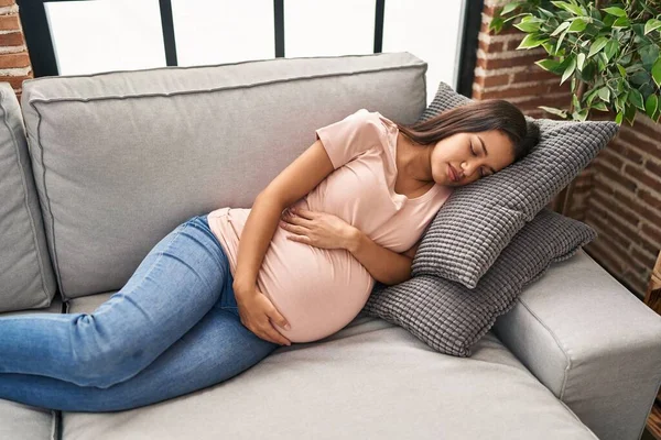 Mladý Latina Žena Těhotná Spací Pohovce Doma — Stock fotografie