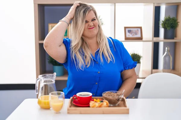 Caucasian Size Woman Eating Breakfast Home Confuse Wonder Question Uncertain — Stok fotoğraf