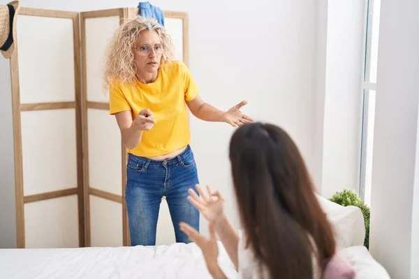 Two Women Mother Daughter Arguing Bedroom — Stock Photo, Image