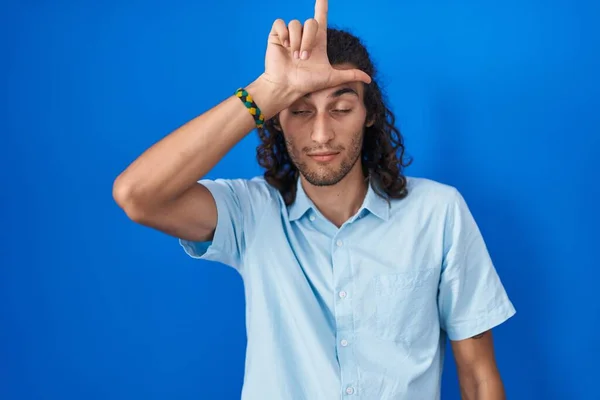 Young Hispanic Man Standing Blue Background Making Fun People Fingers — Foto Stock
