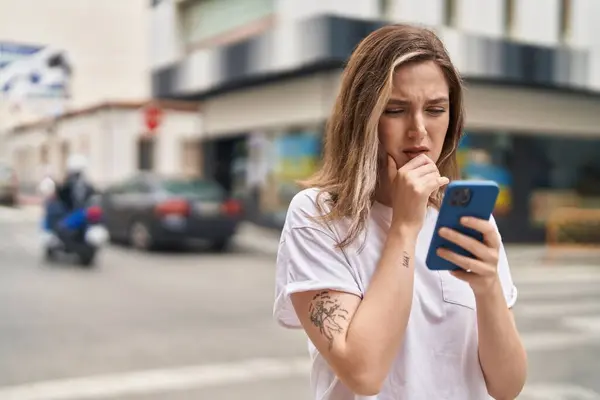Jovem Mulher Usando Smartphone Rua — Fotografia de Stock