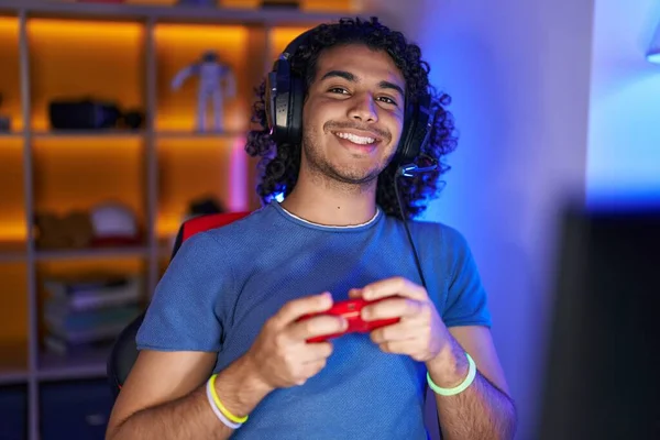 Young Latin Man Streamer Playing Video Game Using Joystick Gaming — ストック写真
