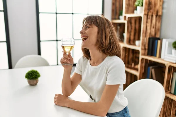 Joven Mujer Caucásica Bebiendo Vino Sentado Mesa Casa — Foto de Stock