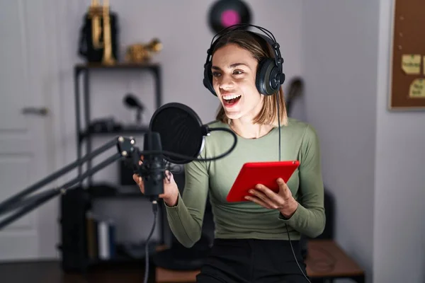 Mulher Hispânica Cantando Música Usando Microfone Tablet Olhando Positivo Feliz — Fotografia de Stock
