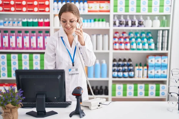 Joven Mujer Rubia Farmacéutica Hablando Por Teléfono Usando Ordenador Farmacia — Foto de Stock