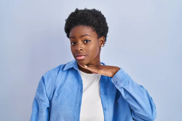 Femme Afro Américaine Debout Sur Fond Bleu Couper Gorge Avec — Photo