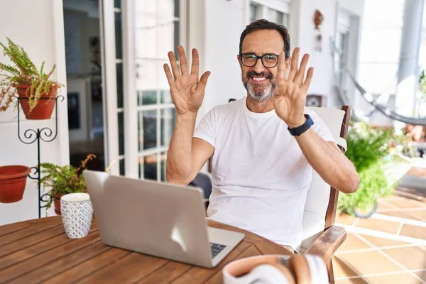 Middle Age Man Using Computer Laptop Home Showing Pointing Fingers — ストック写真