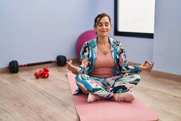 Middelbare Leeftijd Vrouw Glimlachend Zelfverzekerde Training Yoga Bij Sportcentrum — Stockfoto