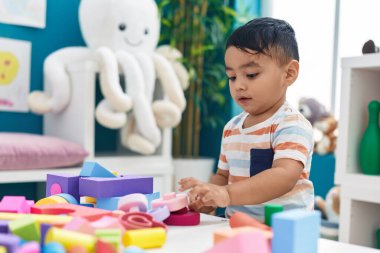 Tapılası İspanyol çocuk anaokulunda inşaat bloklarıyla oynuyor.